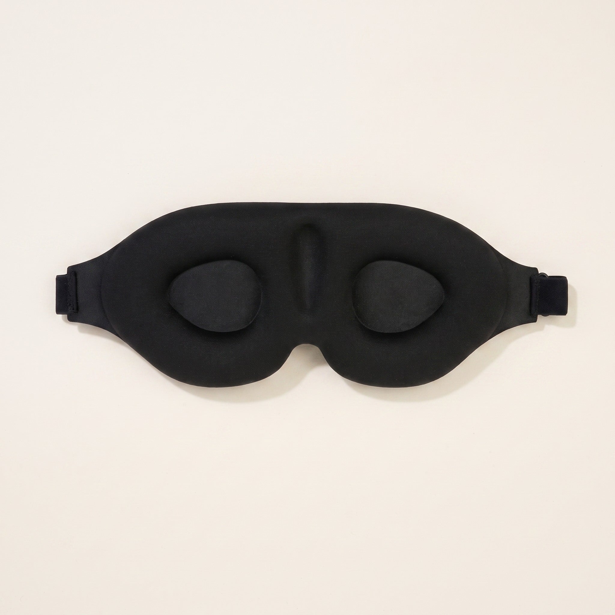 Schwarze NULL.ONE 3D-Schlafmaske auf hellem Studiohintergrund
